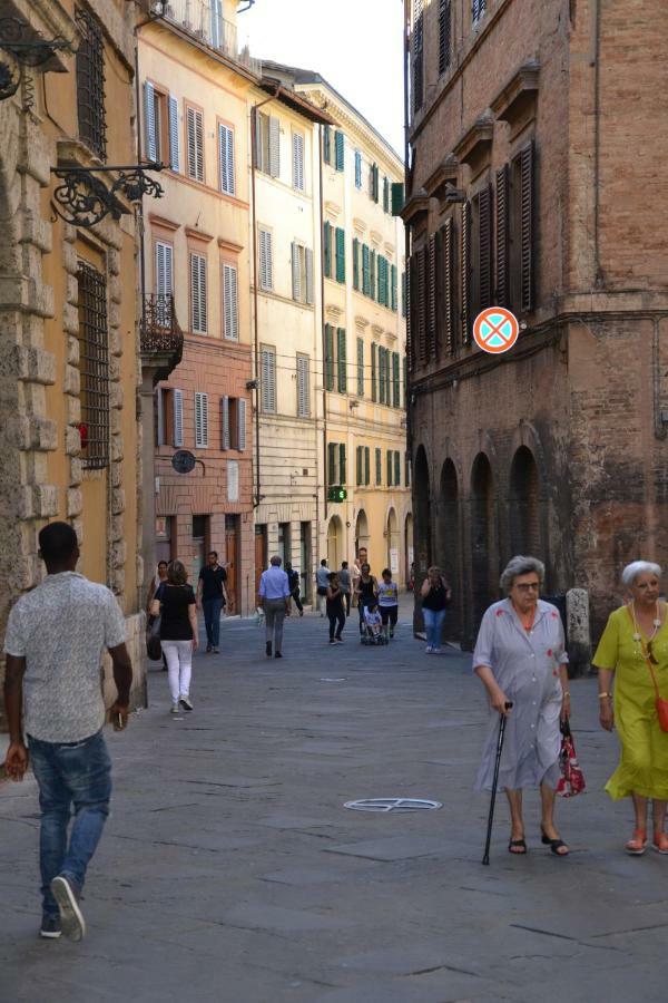 Elegante Luminoso Attico Centralissimo Siena Exterior photo